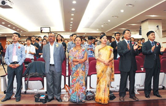 한국 거주 크리스천 네팔인 모임인 UNCF는 매년 정기적으로 연합예배를 드린다. 사진은 지난 1일 안산제일교회에서 열린 연합예배에서 회원들이 일어나 찬송을 부르고 있는 모습. UNCF 제공